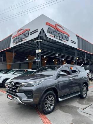 TOYOTA HILUX SW4 2.8 D-4D TURBO DIESEL SRX 4X4 AUTOMÁTICO